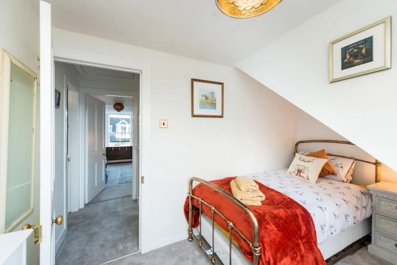 28 Avondale Place Edinburgh 0*,  United Kingdom